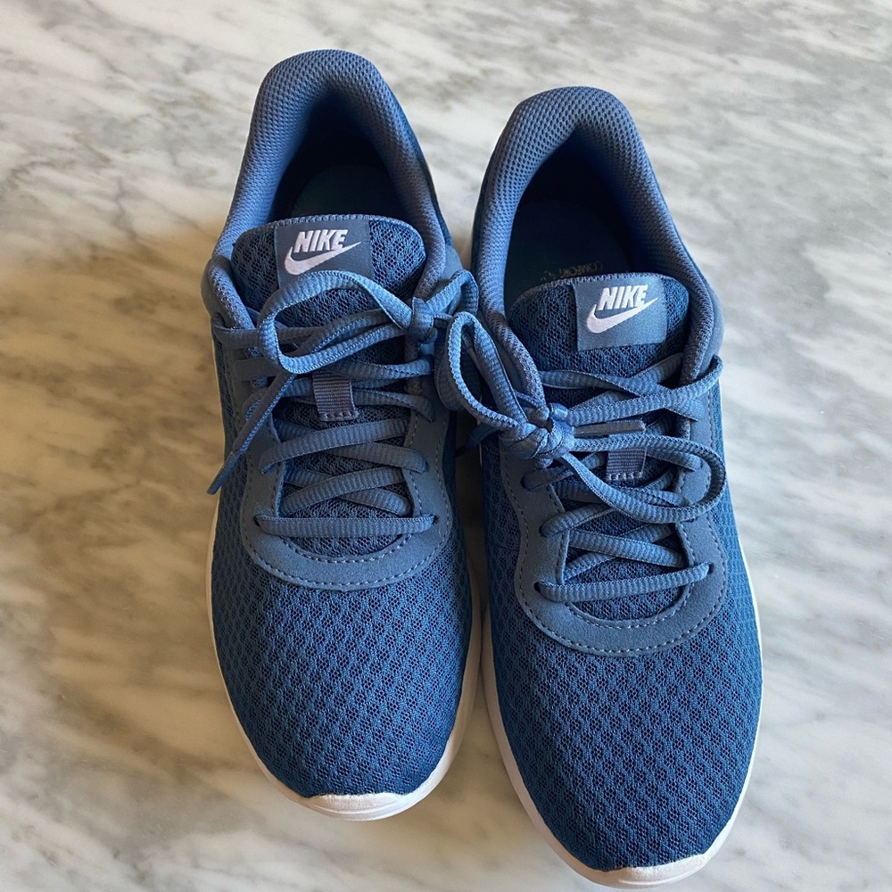 Nike Tanjun women’s running sneakers